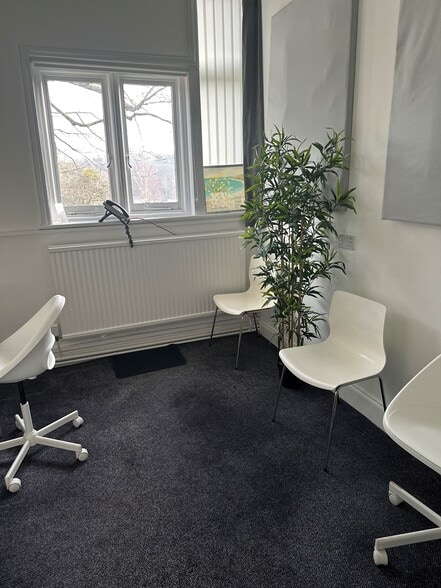 82 Great North Rd, Hatfield for lease - Interior Photo - Image 3 of 7