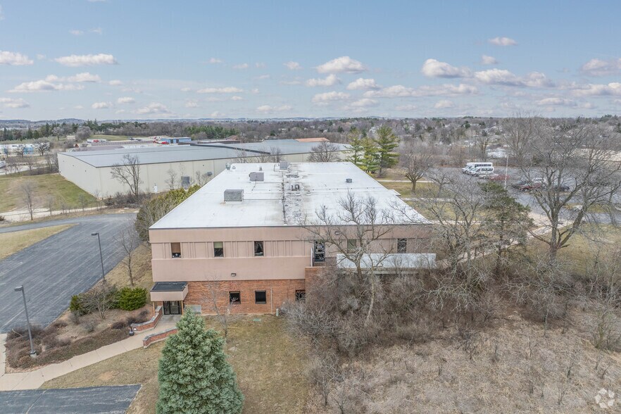 1661 Summit Dr, Fort Atkinson, WI for sale - Building Photo - Image 2 of 12