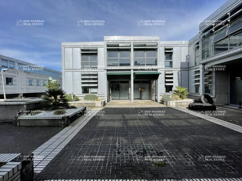 Office in Sucy-en-Brie for lease - Building Photo - Image 2 of 4