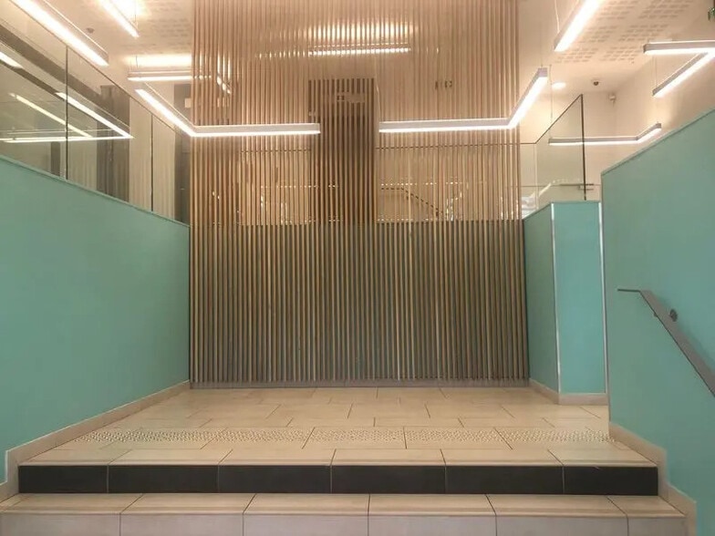 Office in Charenton-le-Pont for lease - Interior Photo - Image 2 of 28