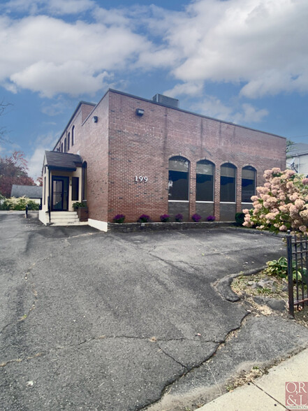 199 Oakwood Ave, West Hartford, CT for lease - Building Photo - Image 2 of 11