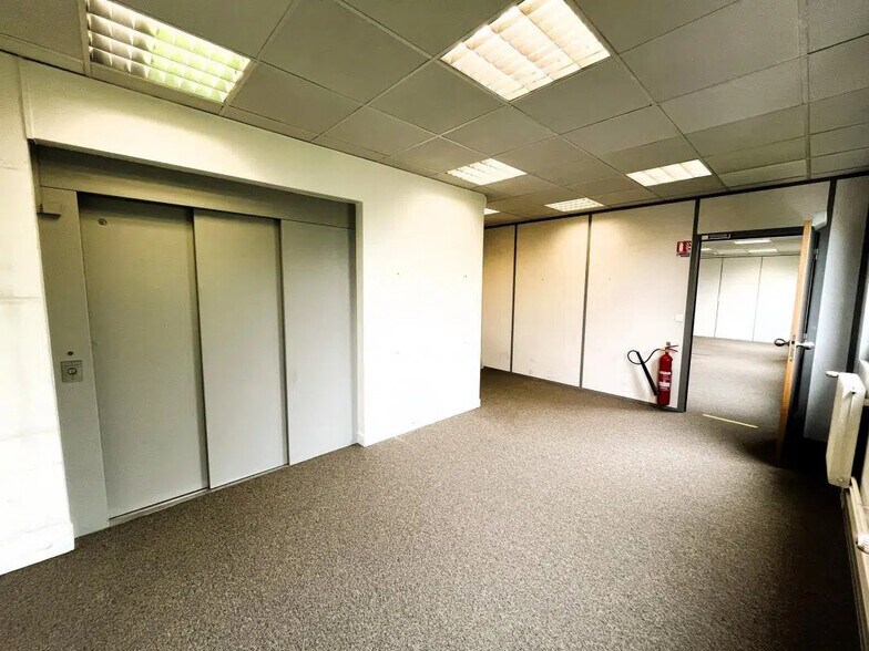 Office in Antony for lease - Building Photo - Image 3 of 8