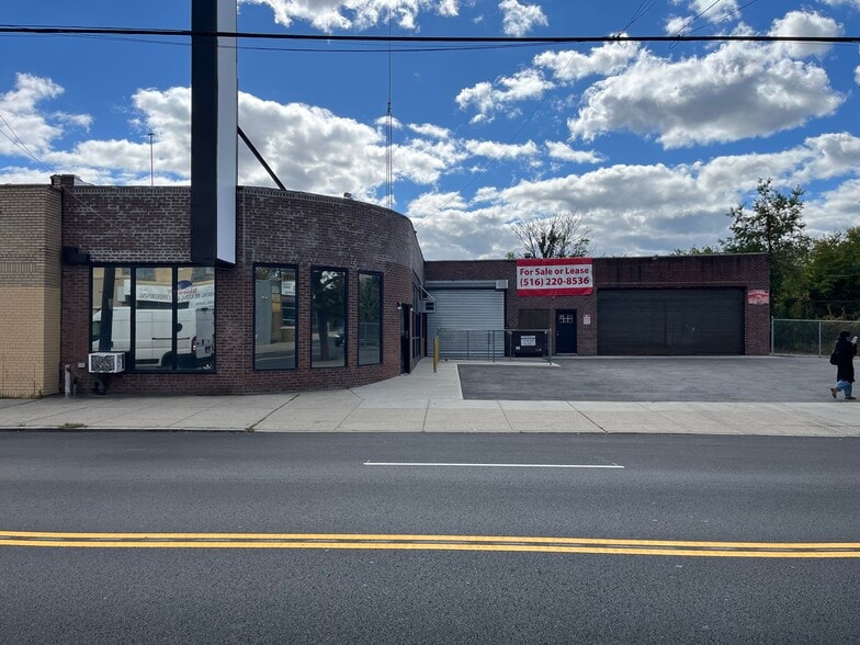 62-16 Metropolitan Ave, Middle Village, NY for lease - Building Photo - Image 1 of 13