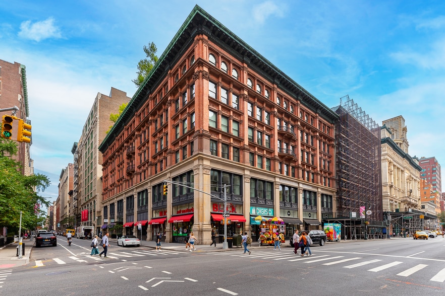 The Manhattan Retail Collection portfolio of 9 properties for sale on LoopNet.com - Building Photo - Image 2 of 14