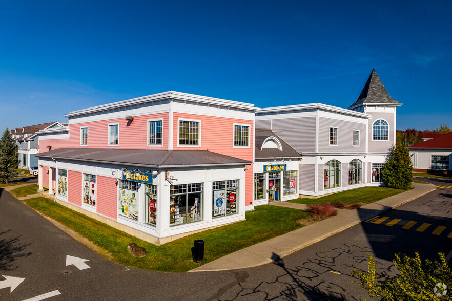 105 Boul Du Carrefour, Bromont, QC for sale - Building Photo - Image 1 of 7