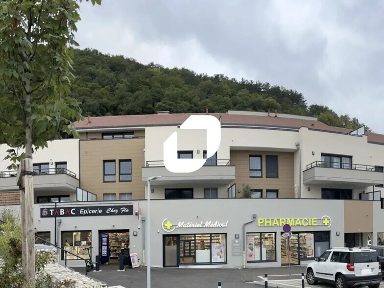 Retail in Noyarey for lease - Building Photo - Image 2 of 8