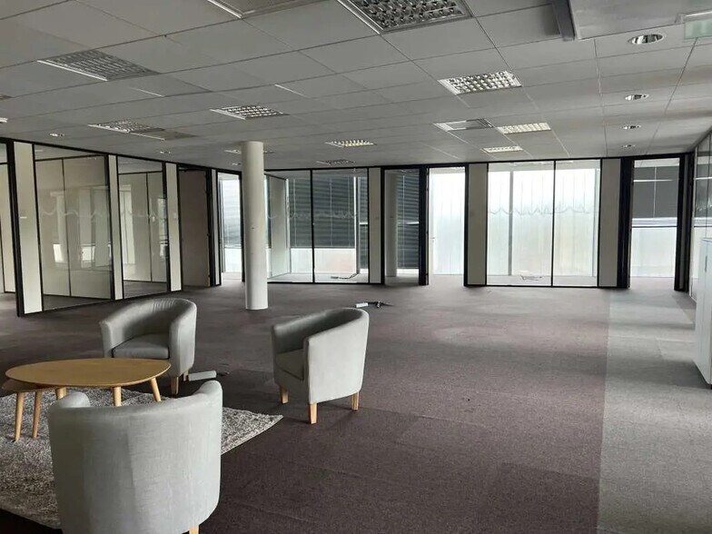 23 Rue General Valerie Andre, Vélizy-Villacoublay for lease - Building Photo - Image 3 of 13