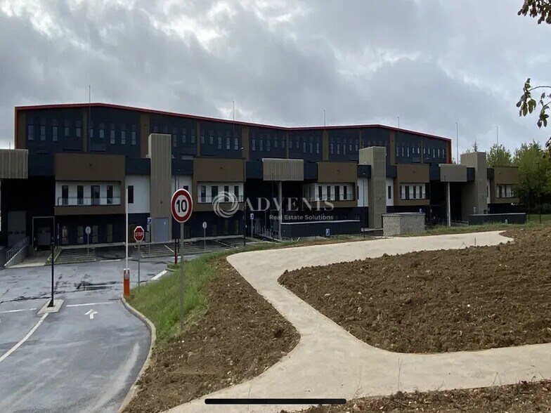 Industrial in Élancourt for lease - Building Photo - Image 1 of 9