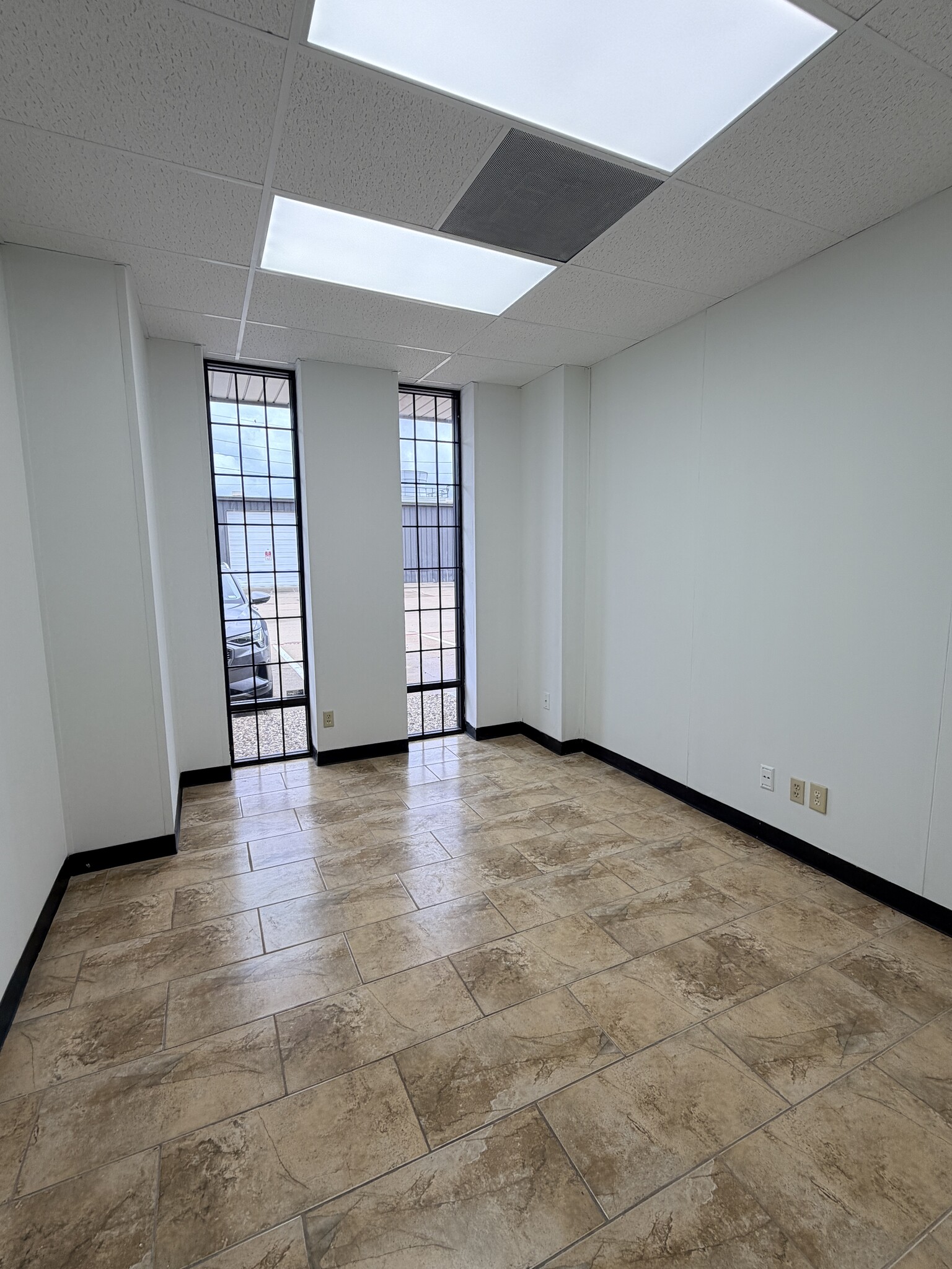 12999-13003 Murphy Rd, Stafford, TX for lease Interior Photo- Image 1 of 6