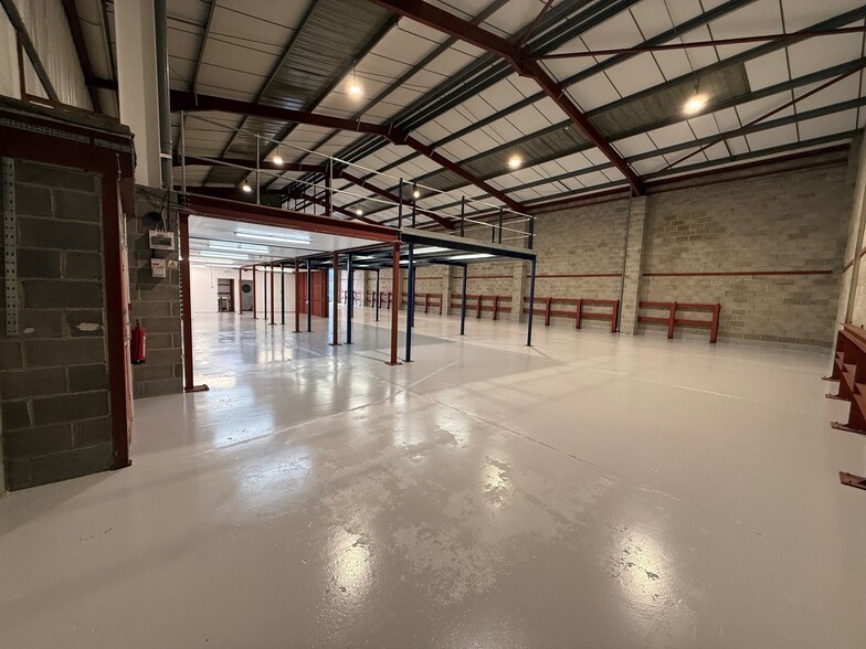 8 David Rd, Slough for lease - Building Photo - Image 2 of 17