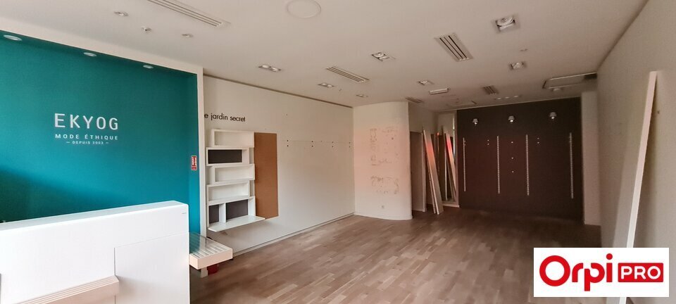 Retail in Saint-Brieuc for lease Building Photo- Image 1 of 9