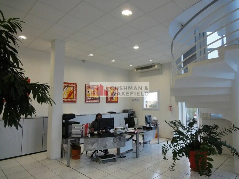 Flex in Lunel for lease - Interior Photo - Image 2 of 3