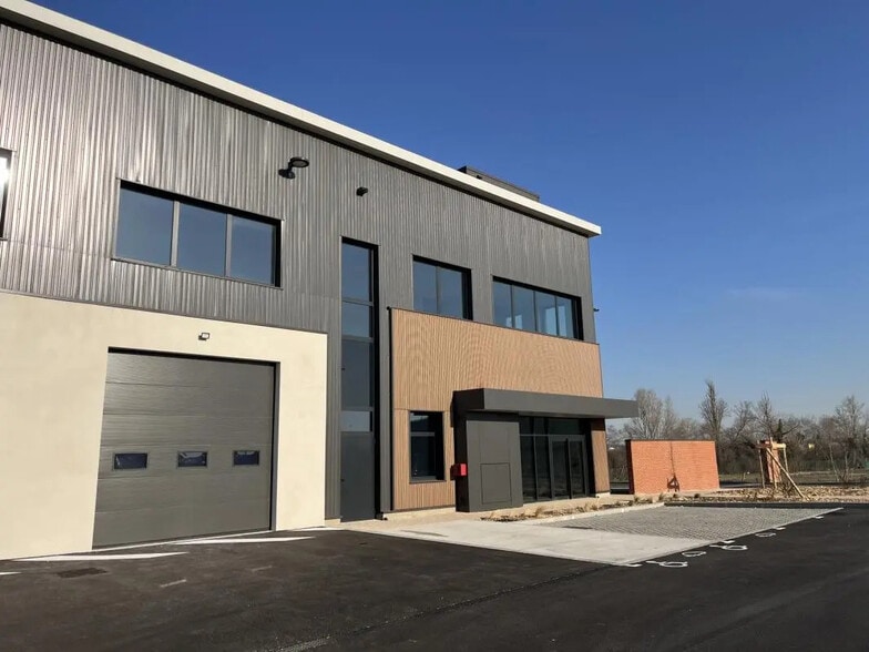 Flex in Saint-Priest for lease - Building Photo - Image 1 of 7