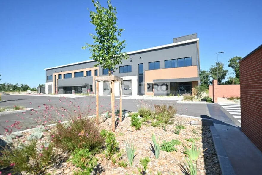 Office in Saint-Priest for lease - Building Photo - Image 2 of 8