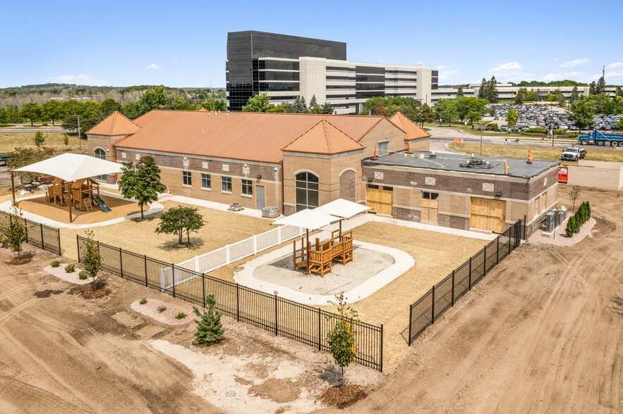 N56 W16949 Ridgewood Dr, Menomonee Falls, WI for sale - Building Photo - Image 1 of 10