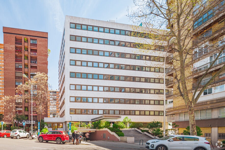 Calle de la Infanta Mercedes, 90, Madrid, Madrid for lease - Primary Photo - Image 2 of 6