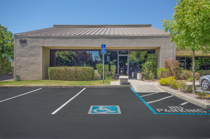 1341-1353 Redwood Way, Petaluma, CA for lease - Building Photo - Image 2 of 7