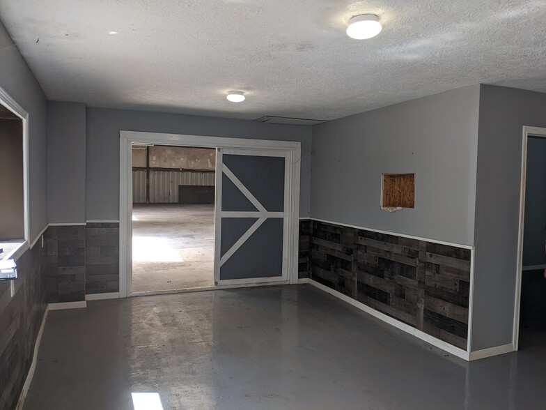 105 Hubert St, Cleveland, TX for lease - Building Photo - Image 3 of 8