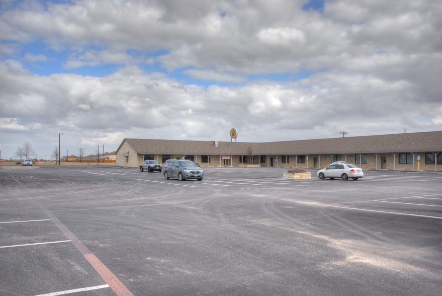 305 Limestone Ter, Jarrell, TX for lease - Building Photo - Image 2 of 18