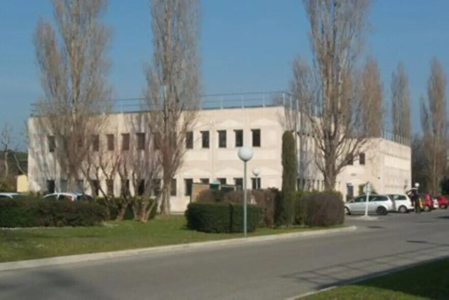 Office in La Penne-sur-Huveaune for lease - Building Photo - Image 1 of 7