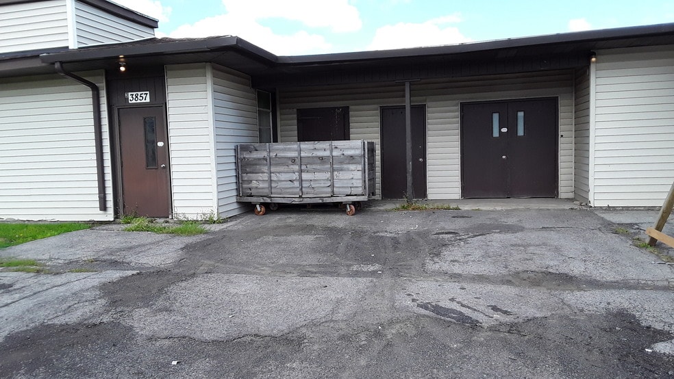 3857 Eagle Dr, Sanborn, NY for sale - Building Photo - Image 3 of 7