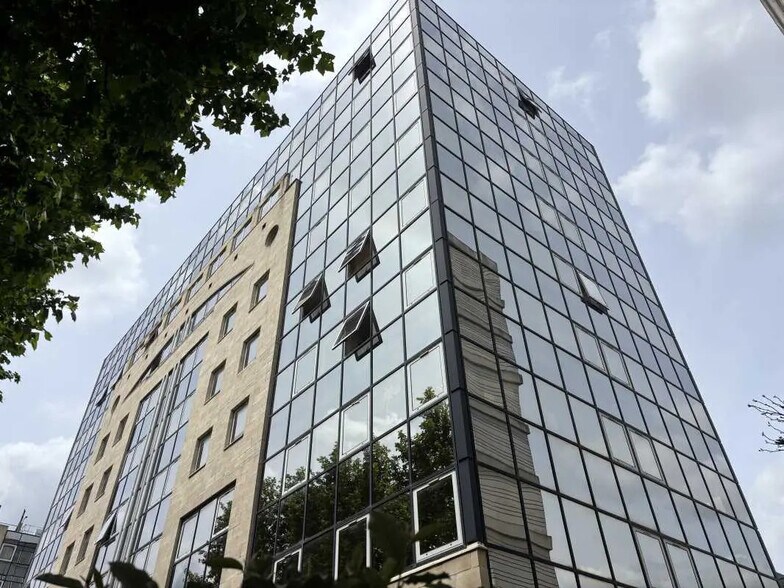 Office in Bordeaux for lease - Building Photo - Image 2 of 10