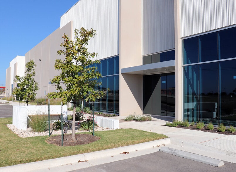 18919 Heatherwilde Blvd, Pflugerville, TX for sale - Building Photo - Image 1 of 1