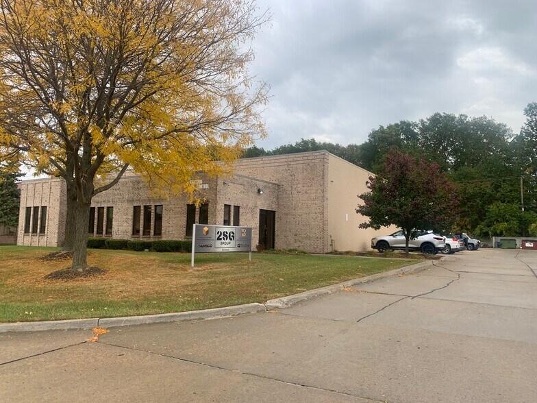 35360 Forton Ct, Clinton Township, MI for lease - Primary Photo - Image 1 of 7