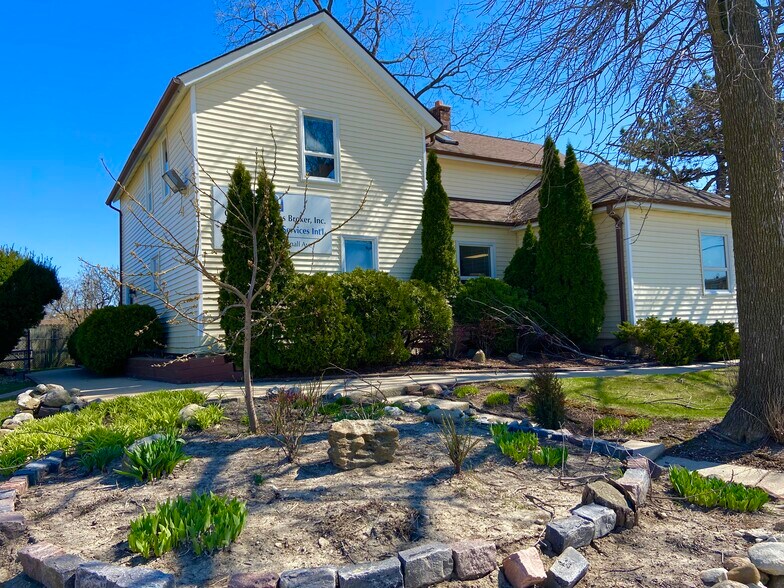 4464 S Whitnall Ave, St Francis, WI 53235