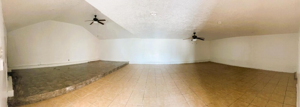 1545 Oak Tree Dr, Houston, TX for lease - Interior Photo - Image 3 of 4