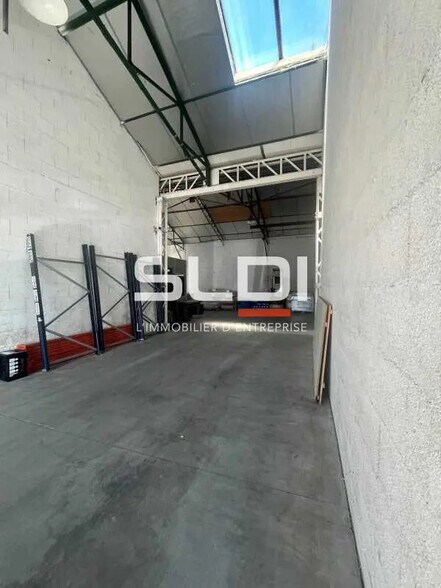 Office in Vénissieux for lease - Interior Photo - Image 2 of 4