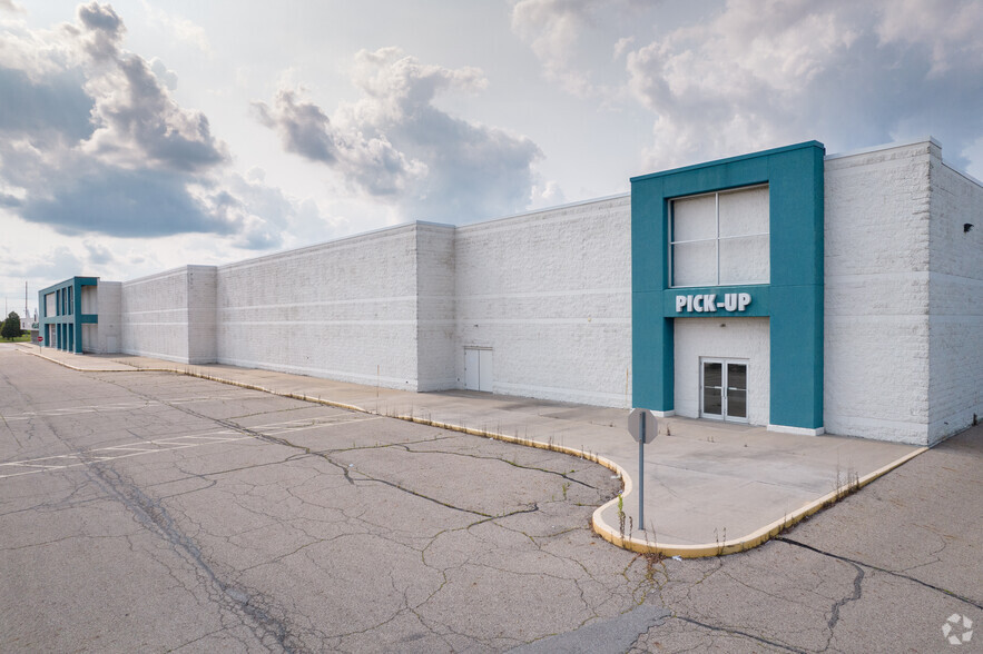 2323 W Pioneer Pky, Peoria, IL for lease - Building Photo - Image 3 of 15