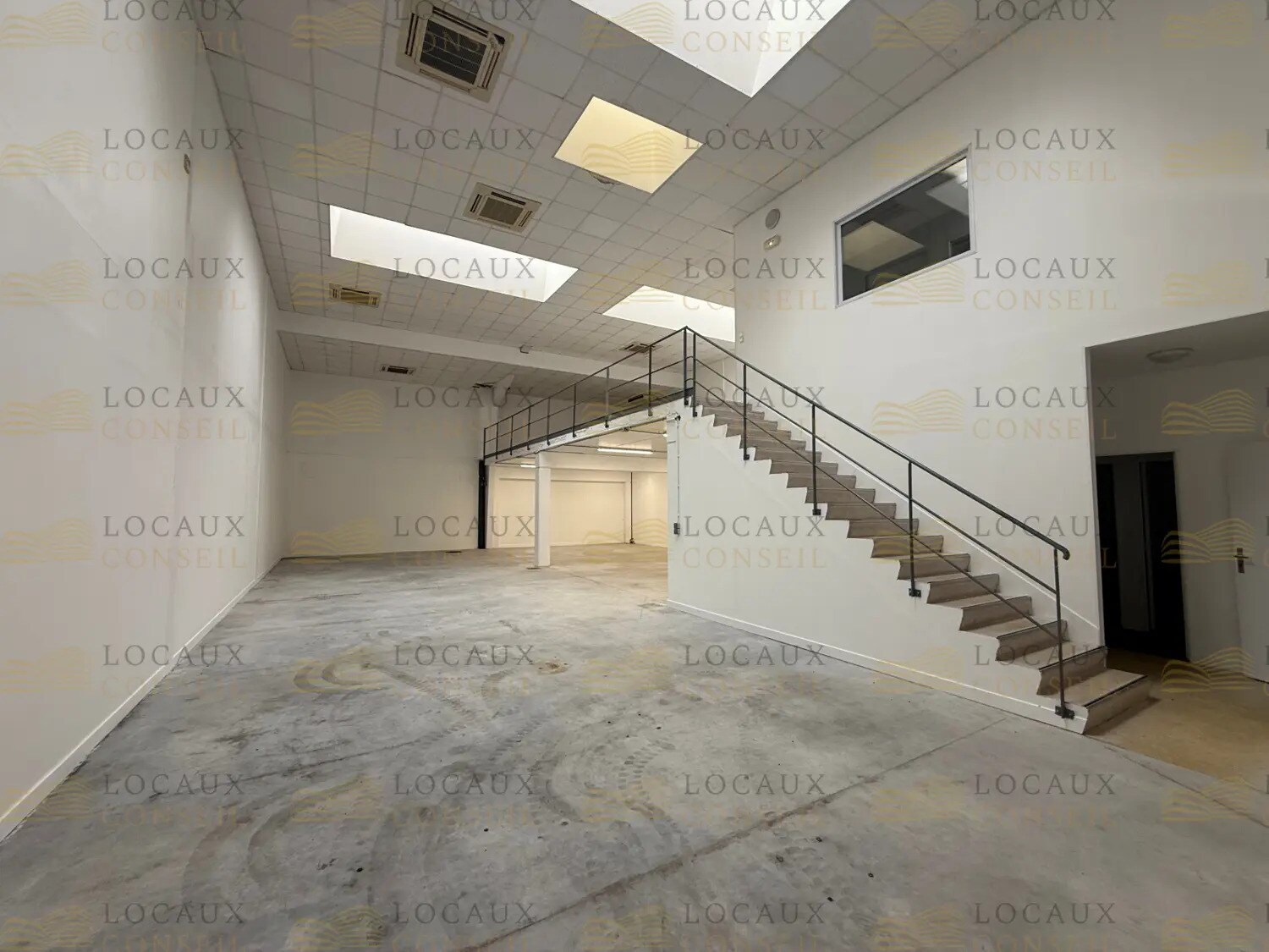 Flex in Ennery for lease Interior Photo- Image 1 of 14