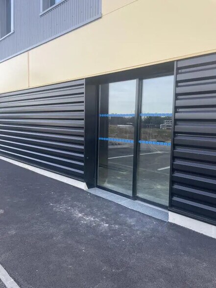 Flex in Le Havre for sale - Building Photo - Image 1 of 4