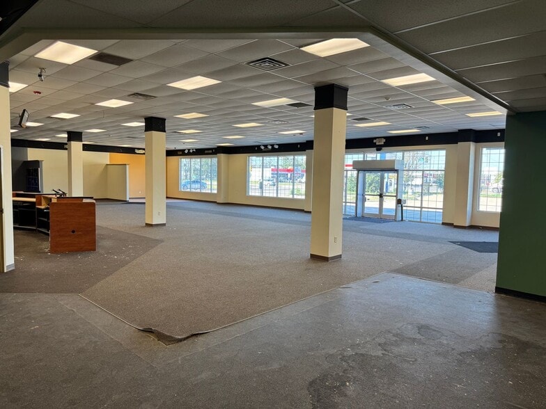 1418 E 4th Ave, Hutchinson, KS for lease - Building Photo - Image 3 of 11