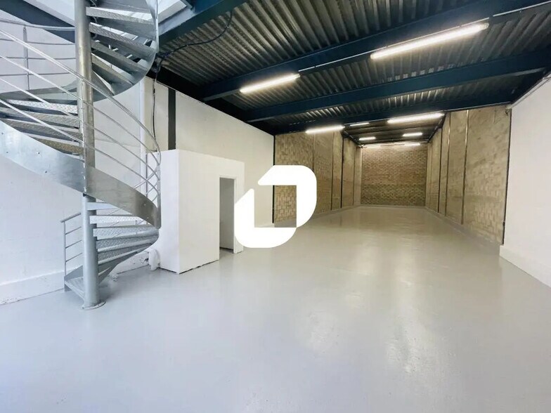 Flex in Noisy-le-Grand for lease - Interior Photo - Image 3 of 5
