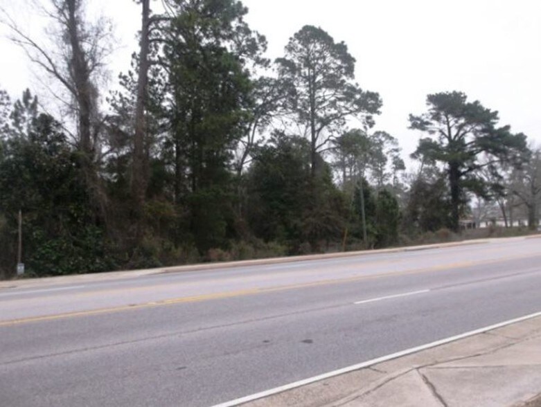 1 W Main St, Claxton, GA 30417