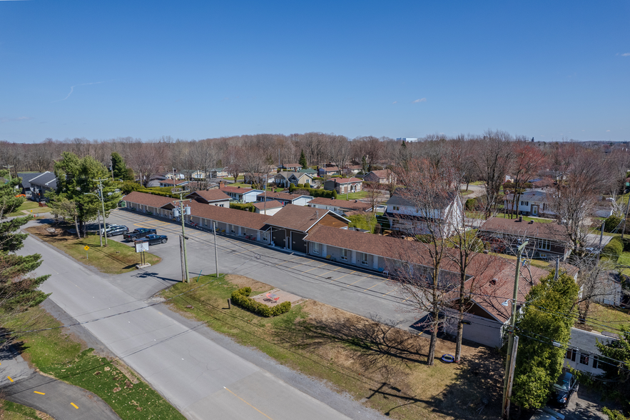 120 Ch du Golf E, St-Charles-Borromée, QC for sale - Primary Photo - Image 1 of 14