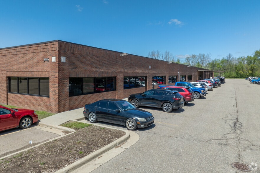 5445 Ali Dr, Grand Blanc, MI for lease - Building Photo - Image 2 of 10
