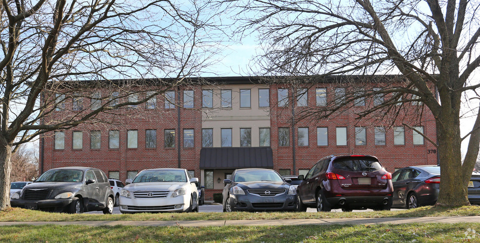 370 E Maple Ave, Langhorne, PA for lease - Building Photo - Image 3 of 7