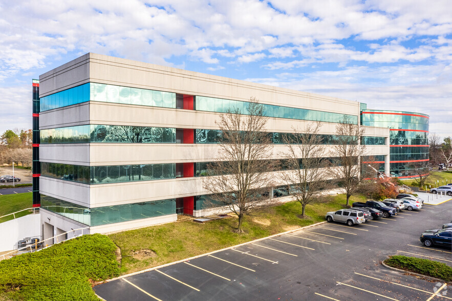 150 Motor Pkwy, Hauppauge, NY for lease - Building Photo - Image 3 of 48