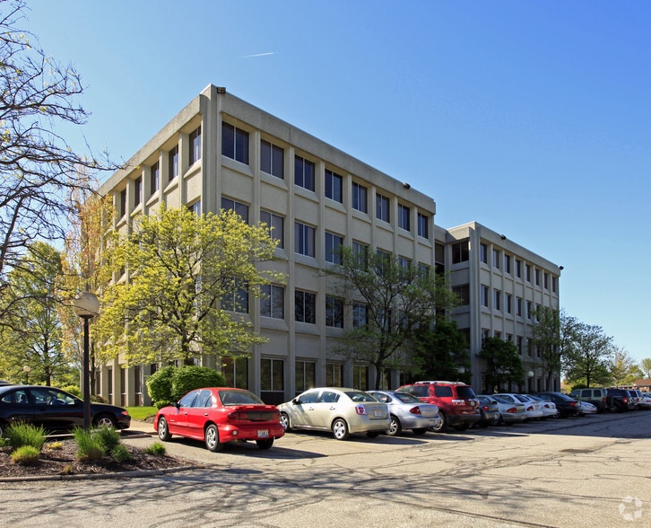 7123 Pearl Rd, Middleburg Heights, OH for lease - Building Photo - Image 1 of 2