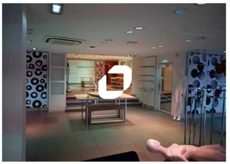 Retail in Poissy for lease - Interior Photo - Image 3 of 6