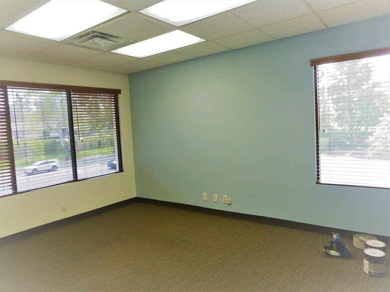 Central Westlake Village- Abundant parking, Westlake Village, CA for lease - Building Photo - Image 2 of 6