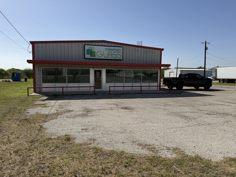 1237 W Oaklawn Rd, Pleasanton, TX for lease - Building Photo - Image 1 of 24