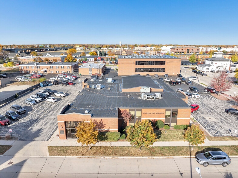 414 S Jefferson St, Green Bay, WI for lease - Building Photo - Image 3 of 37