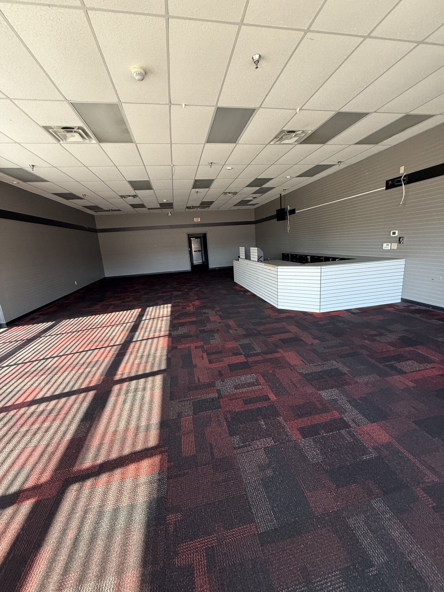 2400 W Stone Dr, Kingsport, TN for lease Interior Photo- Image 1 of 3