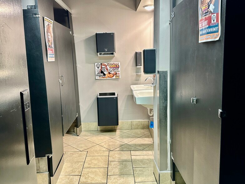 832 Gallia St, Portsmouth, OH for sale - Interior Photo - Image 3 of 97