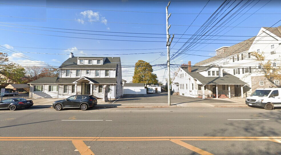 1226 W Broadway, Hewlett, NY 11557