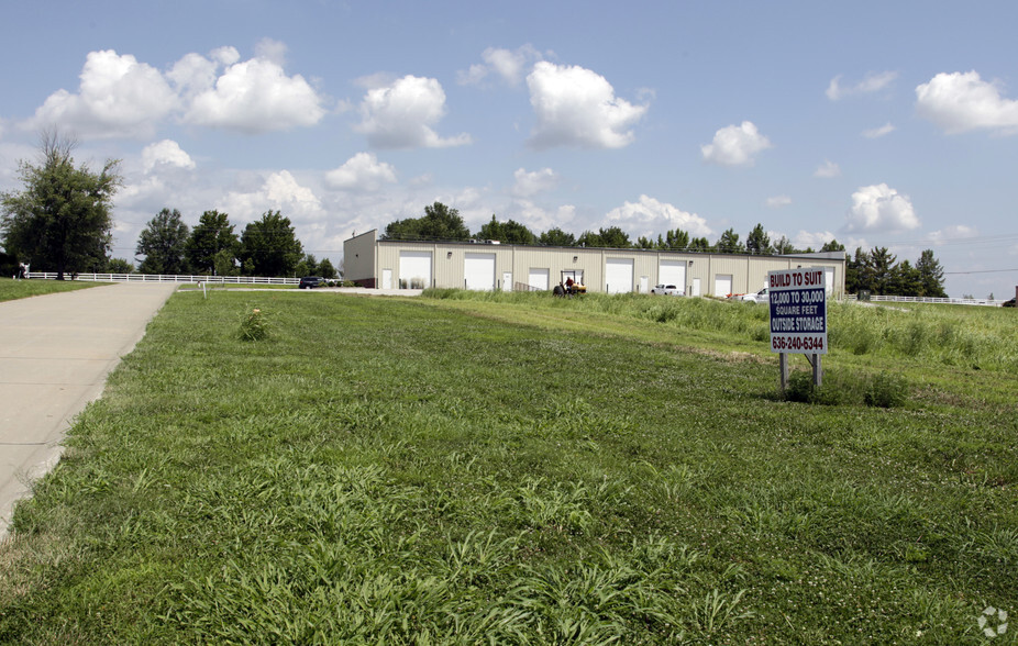 1072 Wies Industrial Dr, Lake Saint Louis, MO for lease - Building Photo - Image 3 of 8